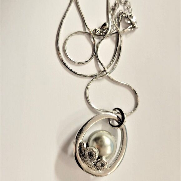 Grey Pearl Pendant Necklace - Picture 5 of 6